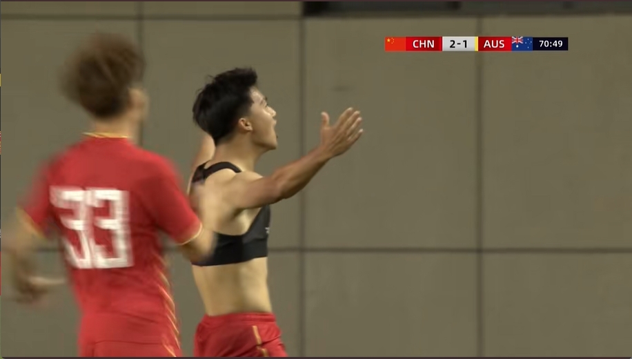 脫衣慶祝！梁仕宇頭球接力破門，國少3-1領(lǐng)先澳大利亞U16