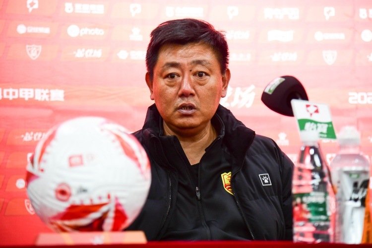 青島媒體：小里瓦爾多缺乏運(yùn)動(dòng)戰(zhàn)進(jìn)球能力，紅獅保級(jí)壓力越來(lái)越大