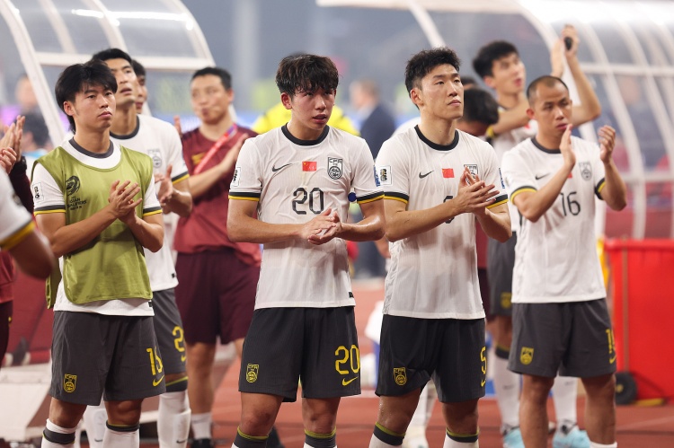 足球報(bào)：國足戰(zhàn)巴林爭勝仍是首要目標(biāo)，會給年輕人更多的機(jī)會