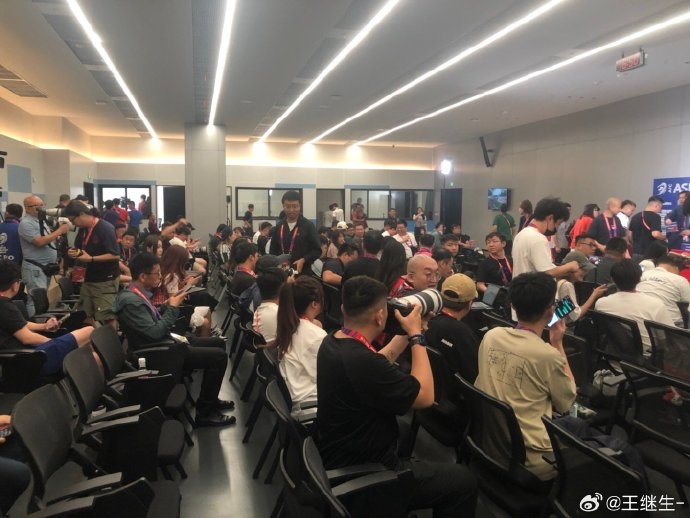 18強(qiáng)賽收官戰(zhàn)！記者：國(guó)足賽前發(fā)布會(huì)媒體記者還是不少