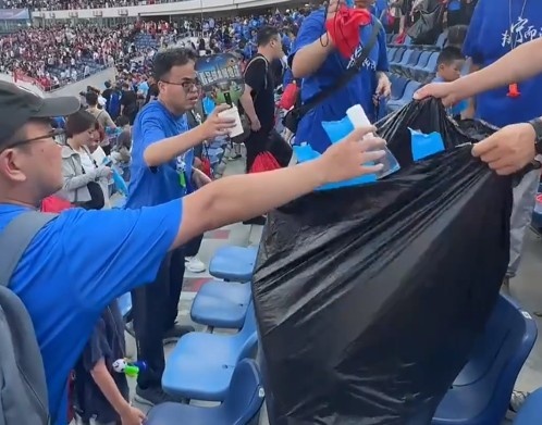 球迷們紛紛主動帶走垃圾，蘇超比賽后球場依舊干凈漂亮