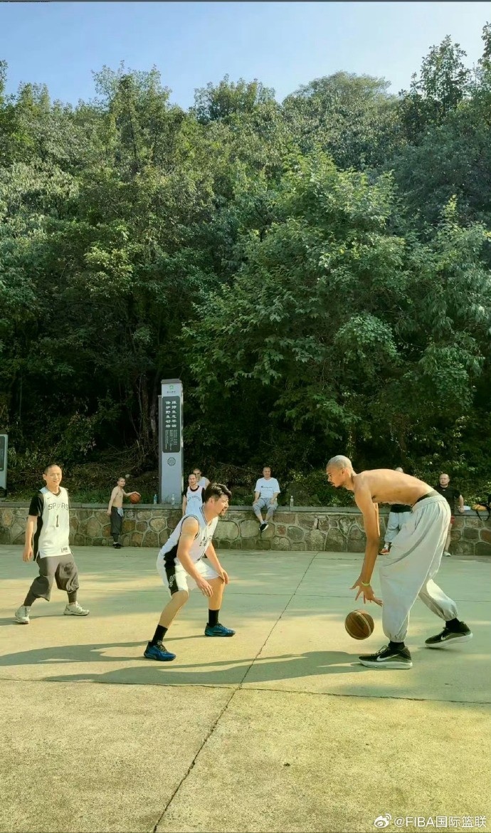 少林籃球！FIBA官博曬文班打野球圖片：??這里的拜佛很純粹