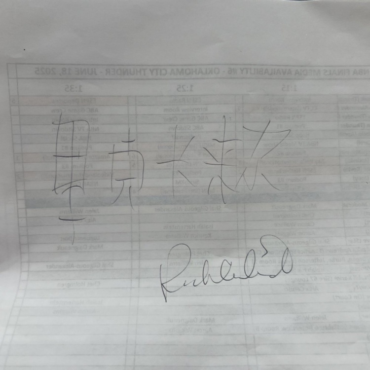 ??東方力量加持！卡萊爾訓練時手寫了自己的中文名 然后簽了名