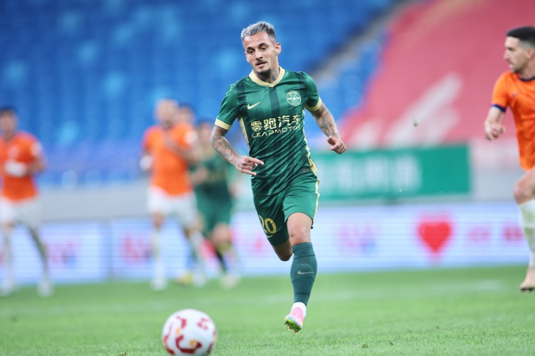 東體：浙江還將引進(jìn)一名高中鋒，候選包括參加世俱杯的球員