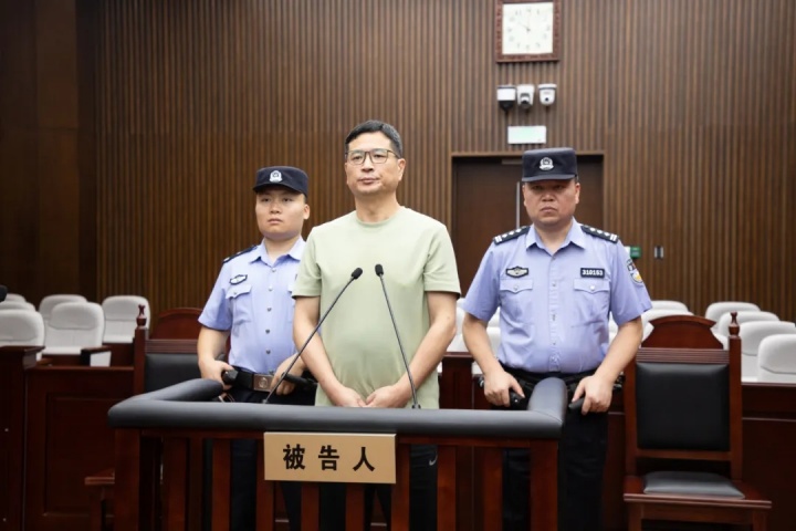 原上港集團(tuán)總裁嚴(yán)俊犯受賄罪，被判有期徒刑十二年，罰金二百萬元