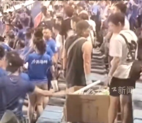 贛超第二輪南昌對(duì)陣九江賽后，球迷自發(fā)清理隨身垃圾