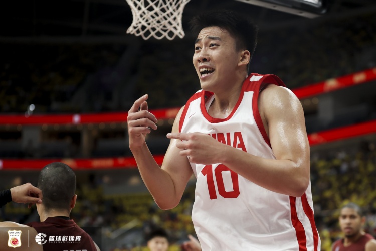 可圈可點(diǎn)！20歲王俊杰17分鐘7中3拿到8分4板 三分4中2