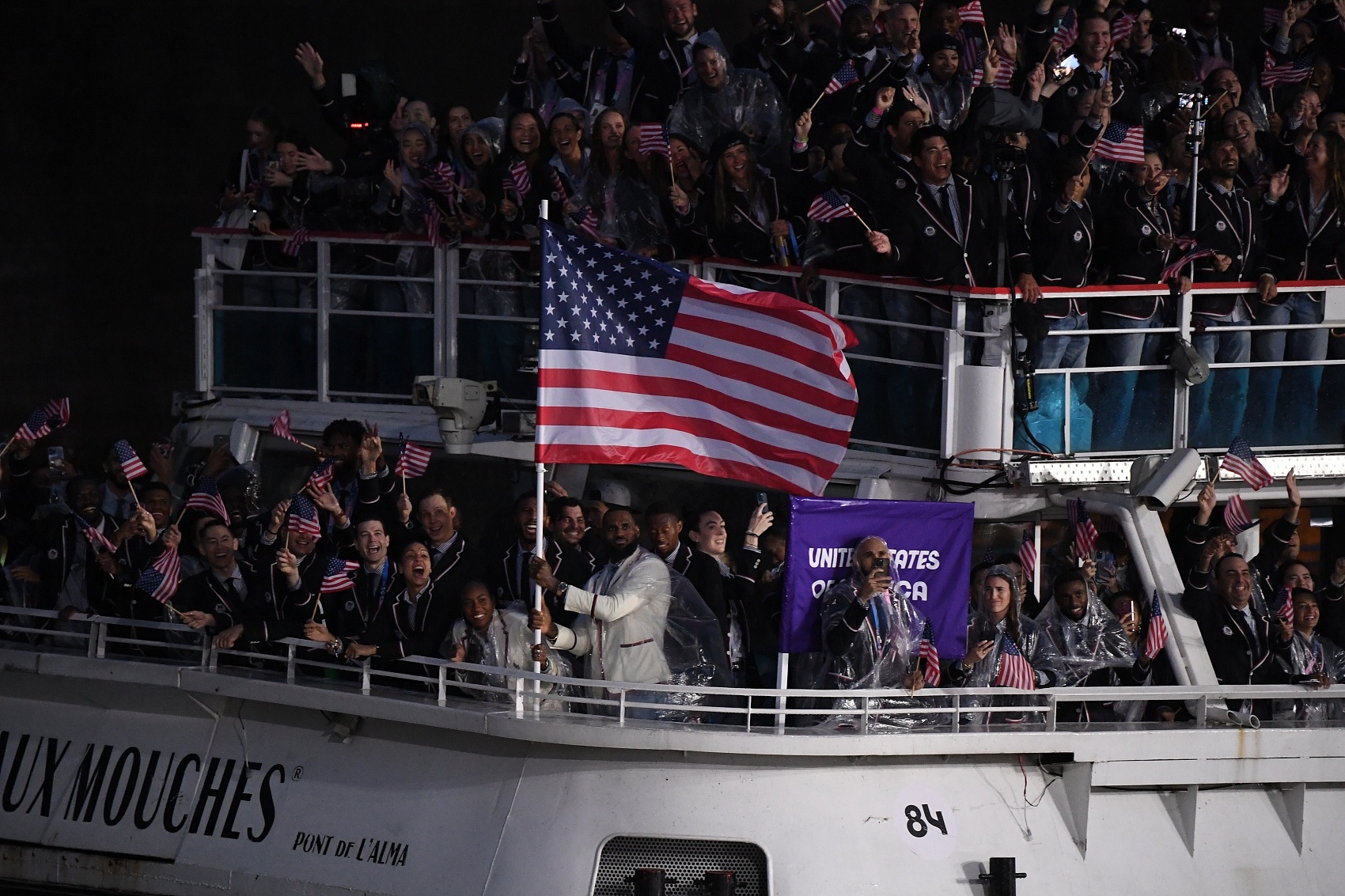 一年前的今天：詹姆斯在奧運會開幕式上擔任美國歷史首位男籃旗手
