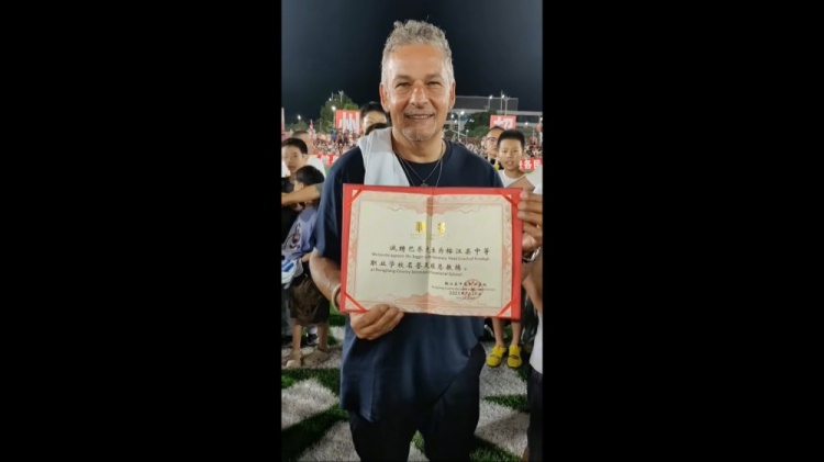 巴喬、卡洛斯“持證上崗”，兩人接收榕江學(xué)校名譽(yù)足球總教練聘書
