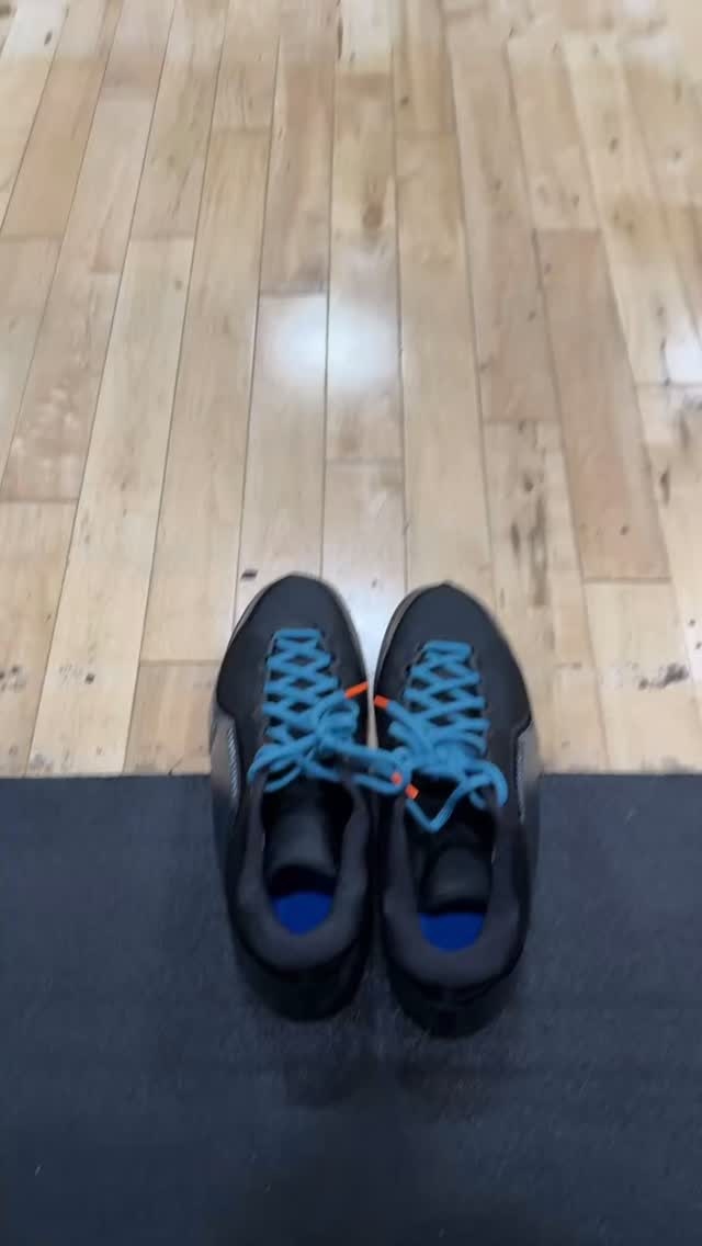 詹姆斯自拍凌晨開車前往訓(xùn)練館 曬出疑似詹23代戰(zhàn)靴??
